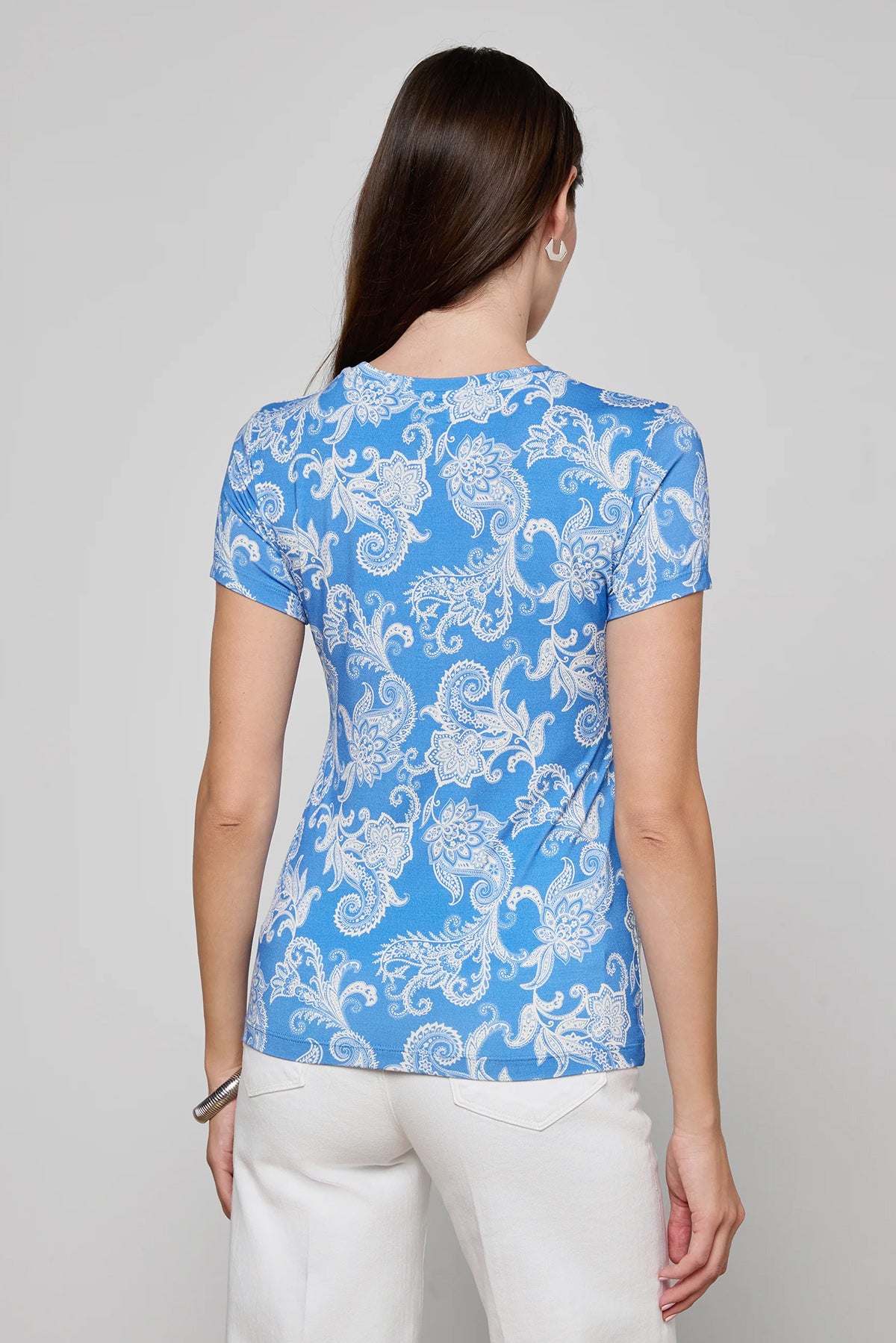 Short-sleeve crewneck top with two-tone paisley print.