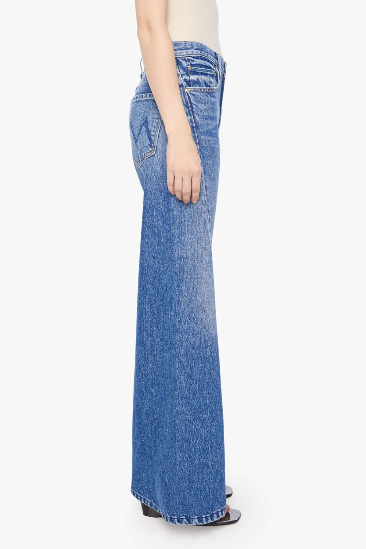 Model wearing light-wash straight-leg denim jeans with a cropped ankle-length silhouette.
