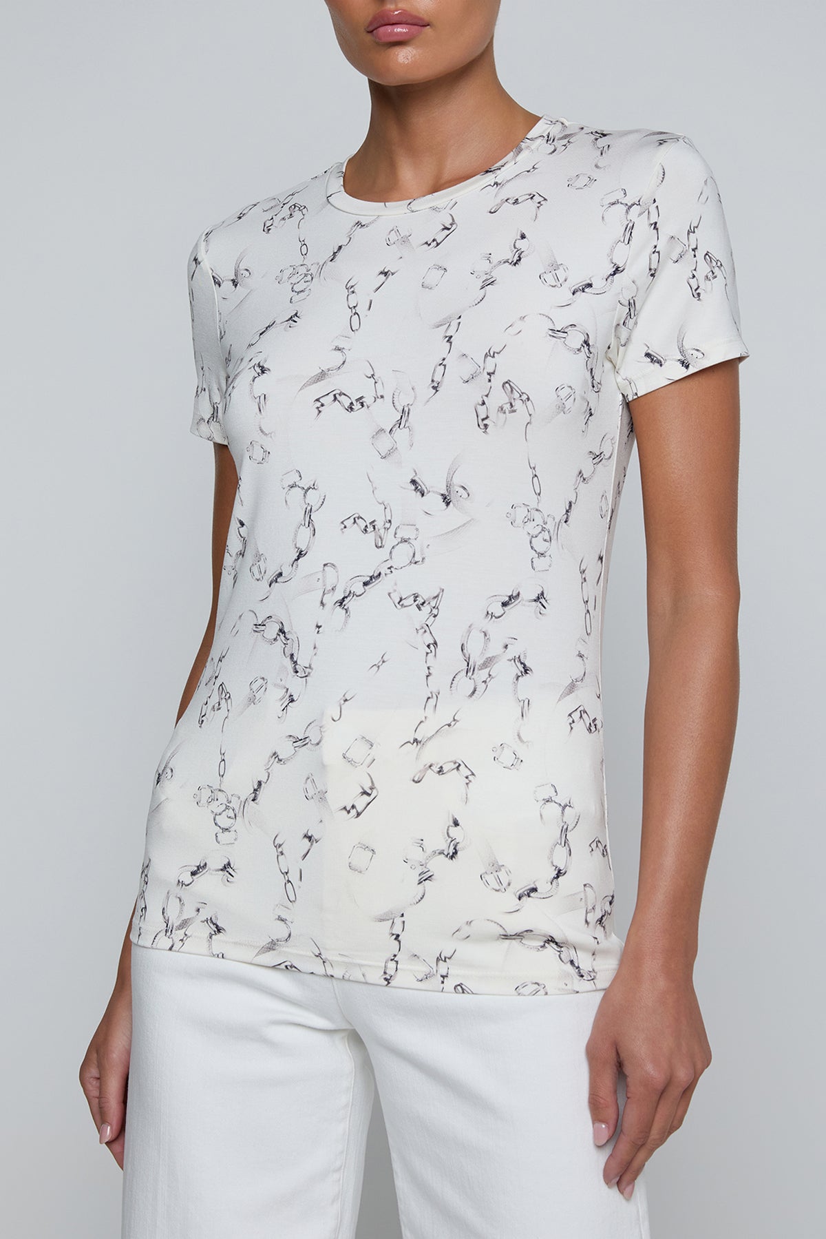 Short-sleeve crewneck top with a faded chain print.