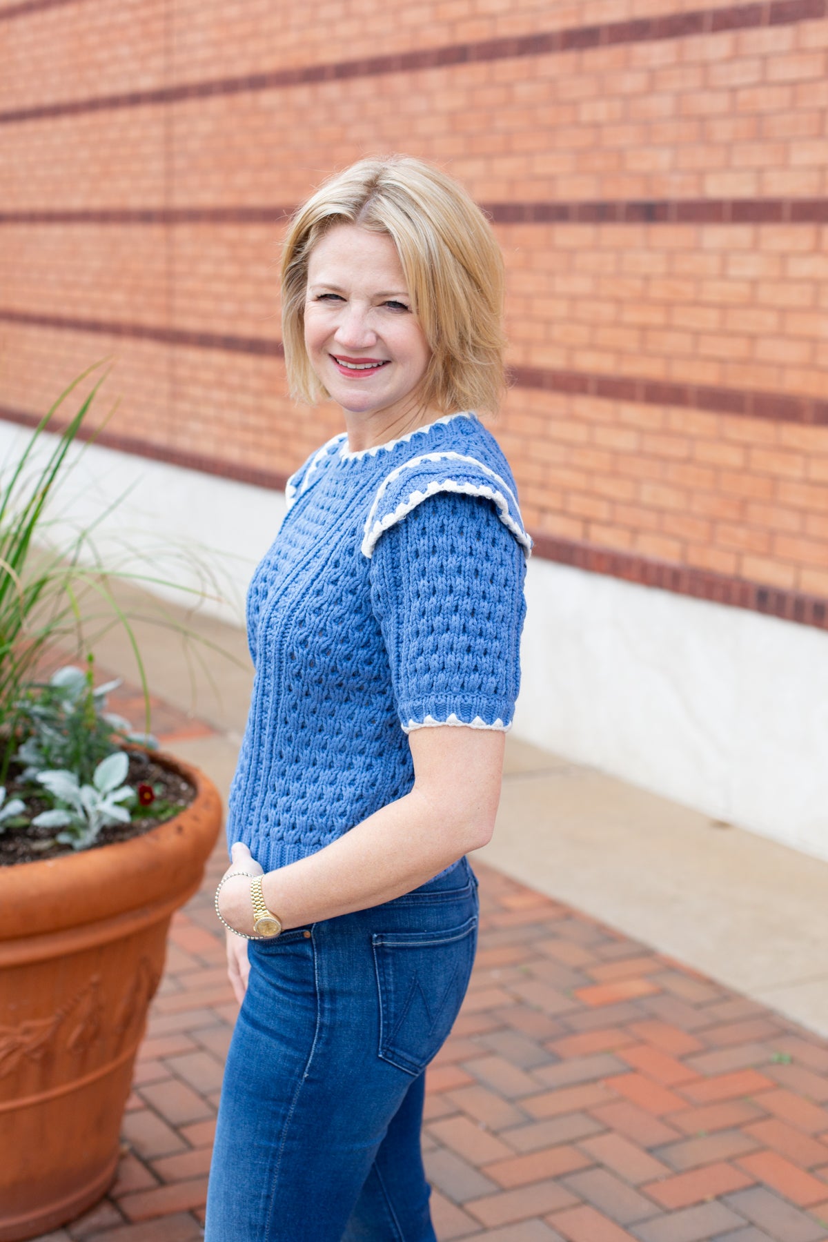 Short sleeve knit sweater with contrast embroidery detail