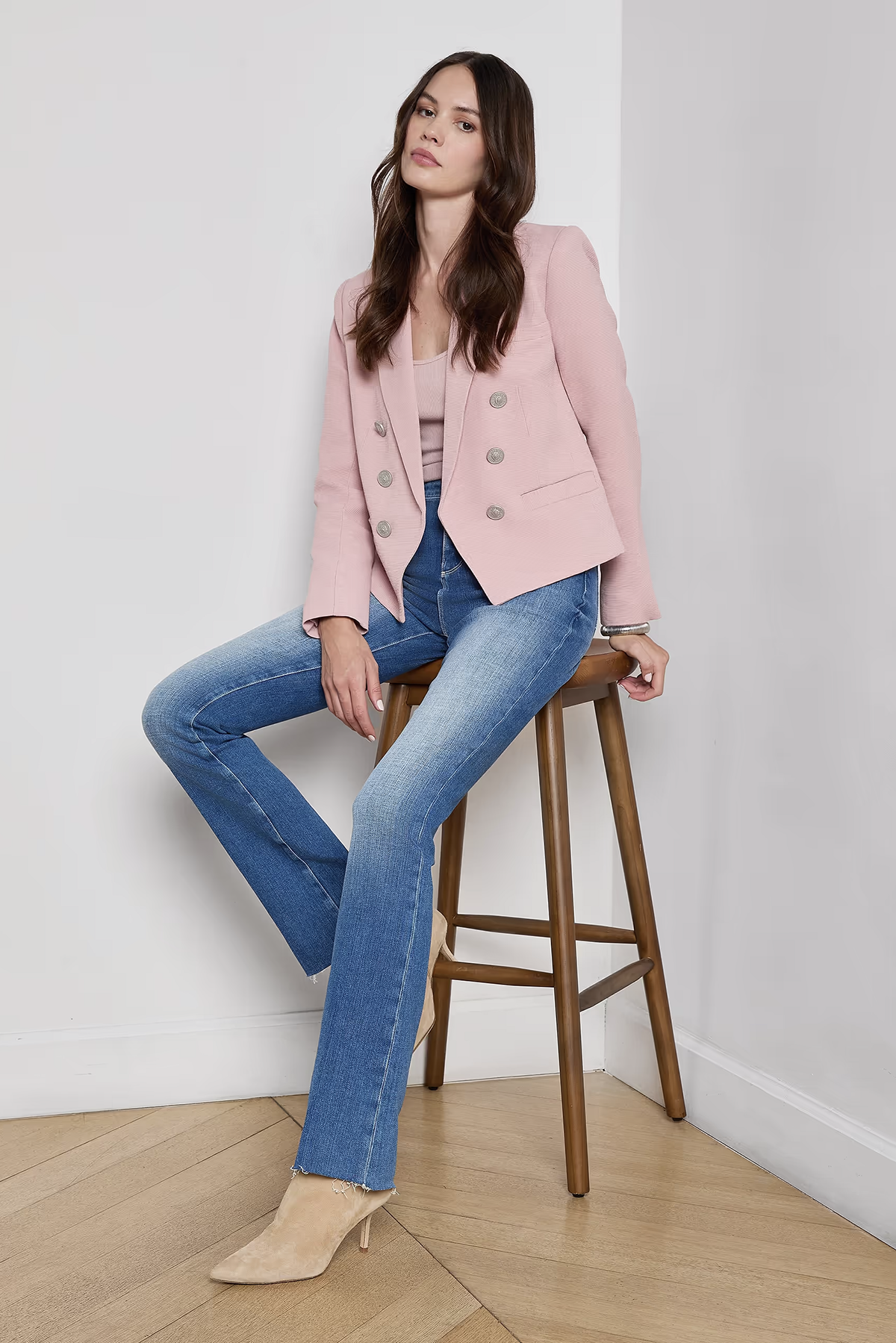 Tailored blazer with clean lines in a soft pink tone