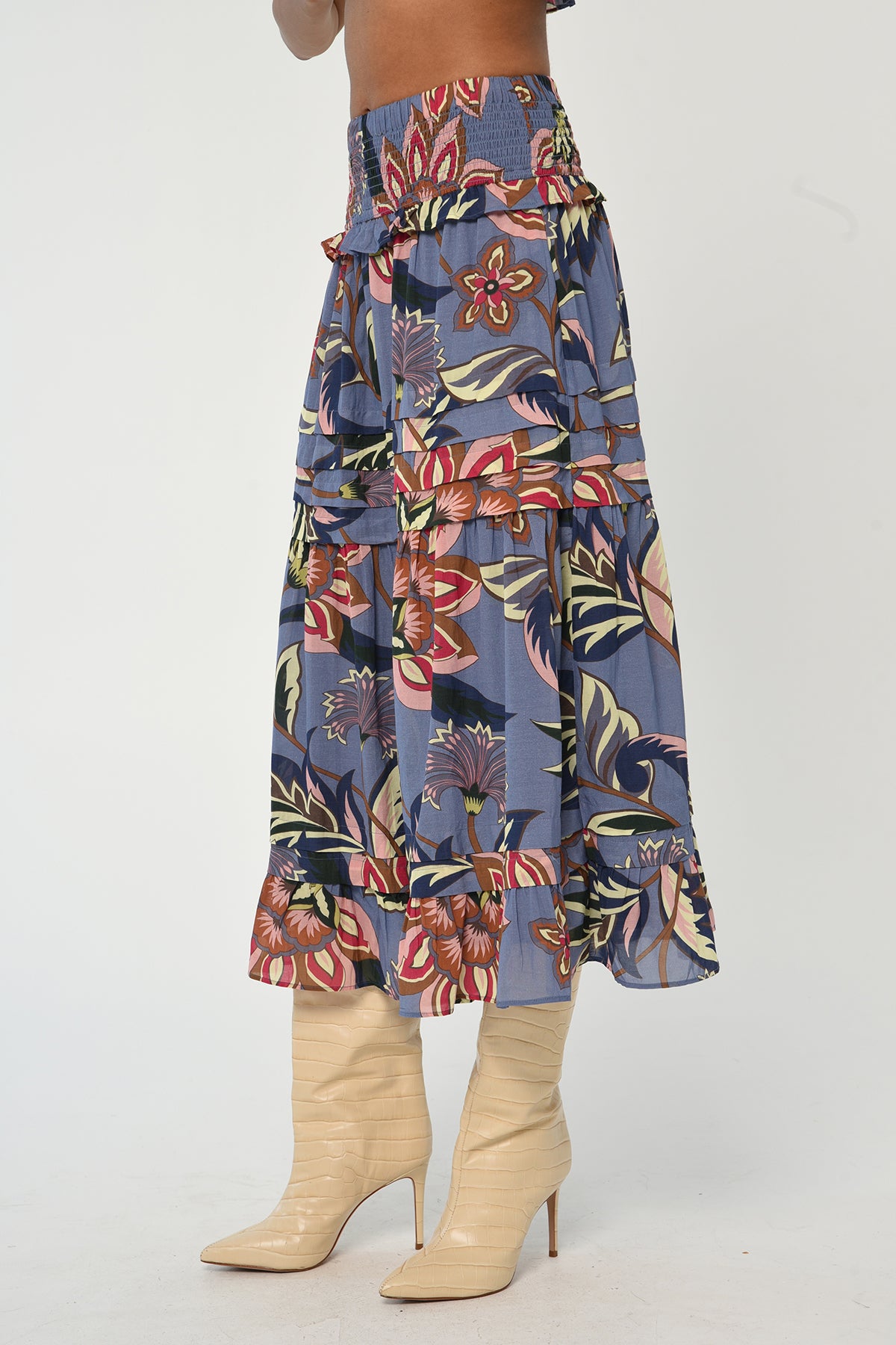 Woman wearing a mid-length printed skirt with fluid movement and refined drape