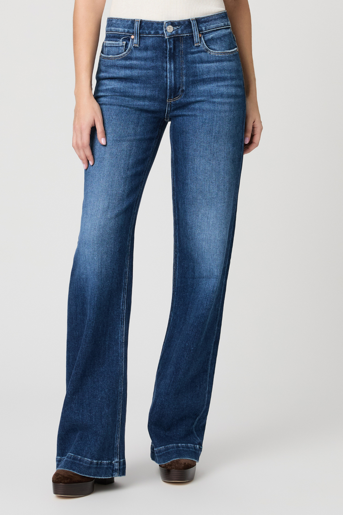 Women's Leenah wide-leg jeans in Hamptons wash featuring a 32-inch inseam and full-length silhouette.