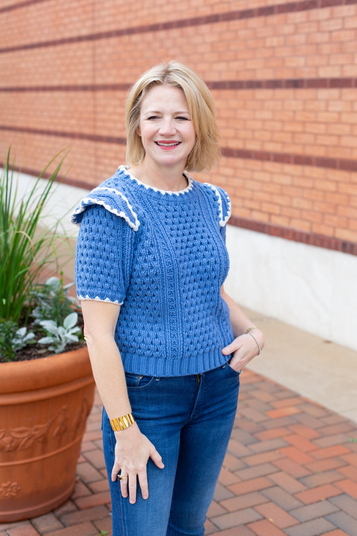 Short sleeve knit sweater with contrast embroidery detail