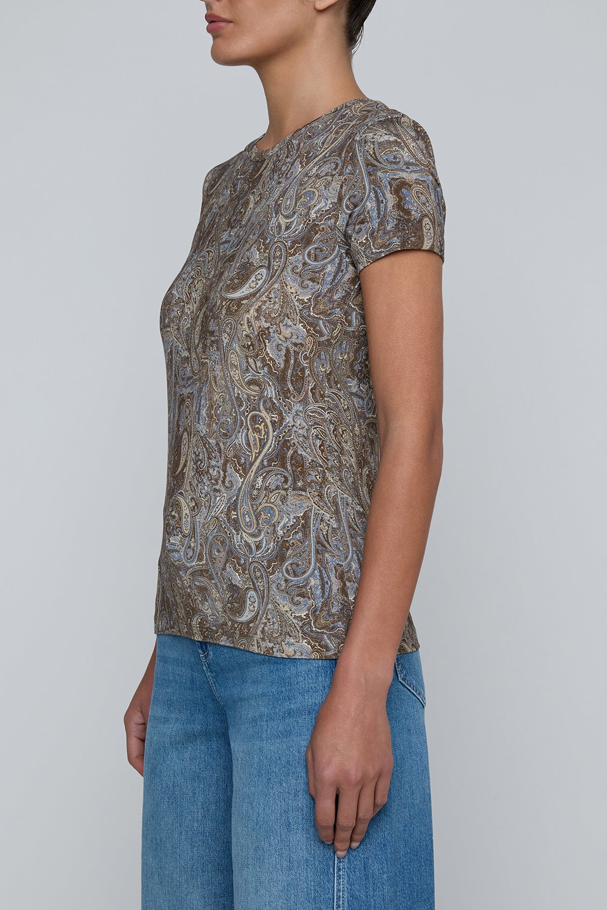 Short-sleeve crewneck top with a small-scale paisley print