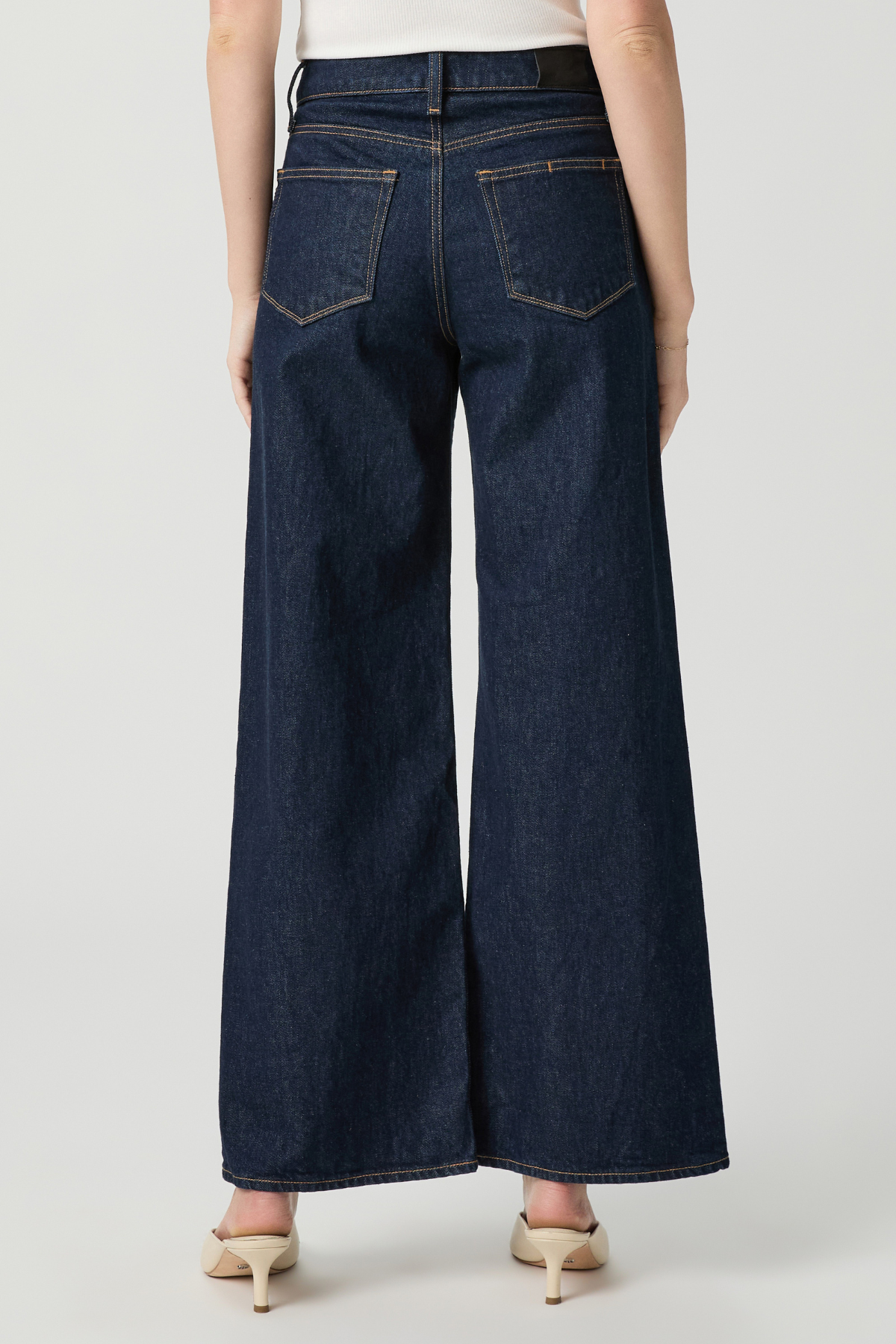 Women's Anessa wide-leg jeans in Amora wash featuring a 31-inch inseam and welt stitch-through pockets.