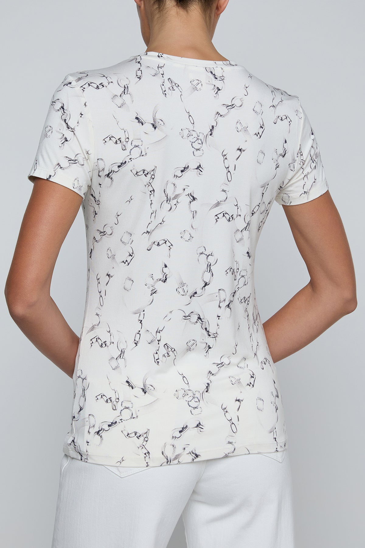 Short-sleeve crewneck top with a faded chain print.