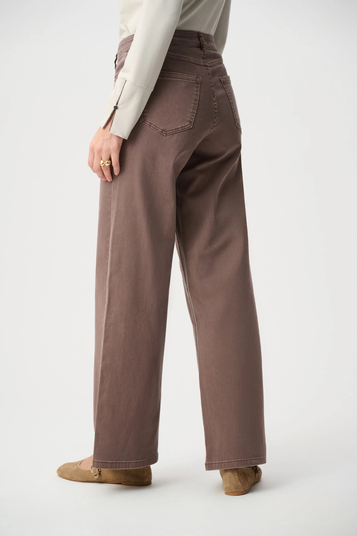 Women's wide-leg stretch jeans featuring a high-rise waist, classic five-pocket styling, and a full-length silhouette.
