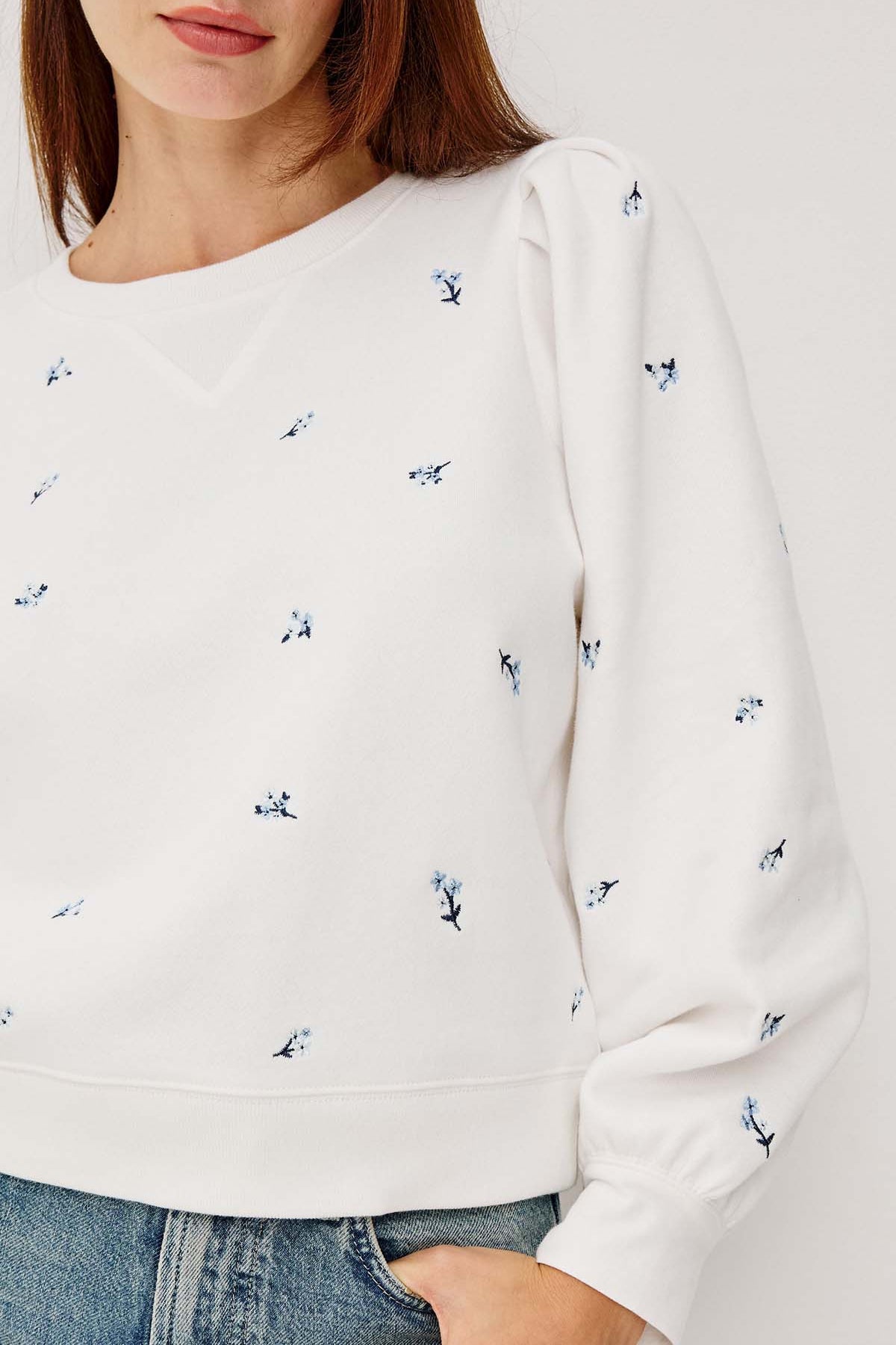 Rails Tiffany white sweatshirt with small embroidered floral motifs and relaxed fit.