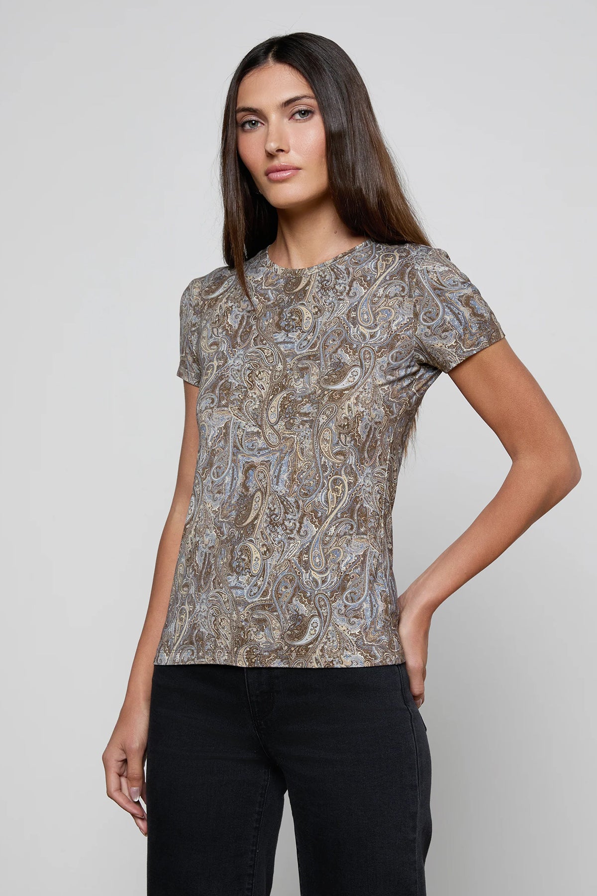 Short-sleeve crewneck top with a small-scale paisley print