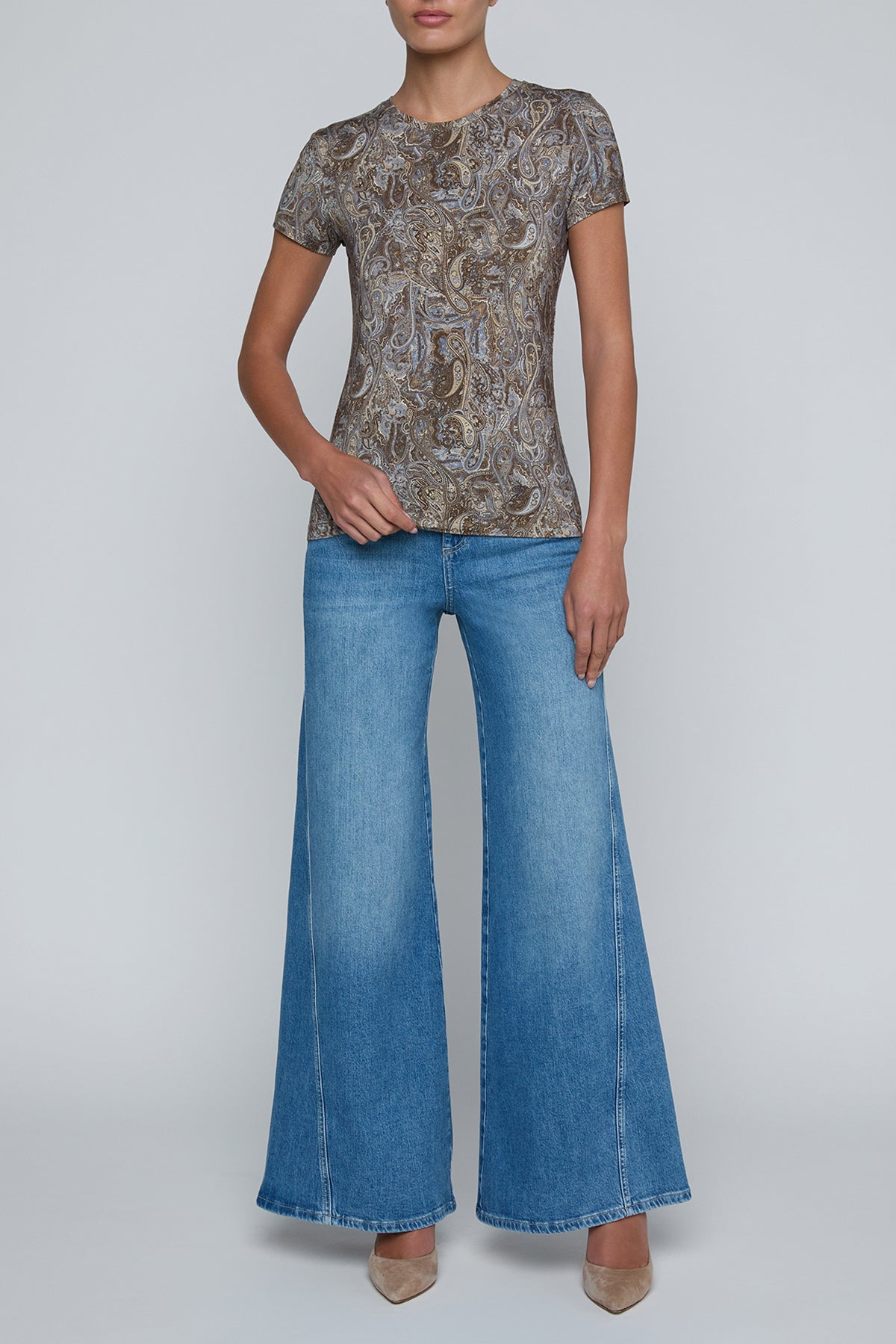 Short-sleeve crewneck top with a small-scale paisley print