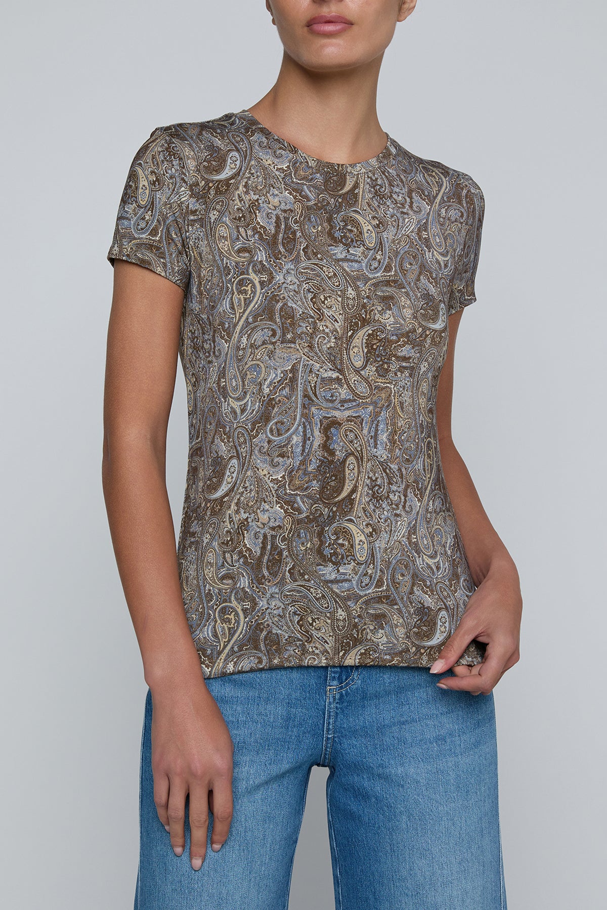 Short-sleeve crewneck top with a small-scale paisley print
