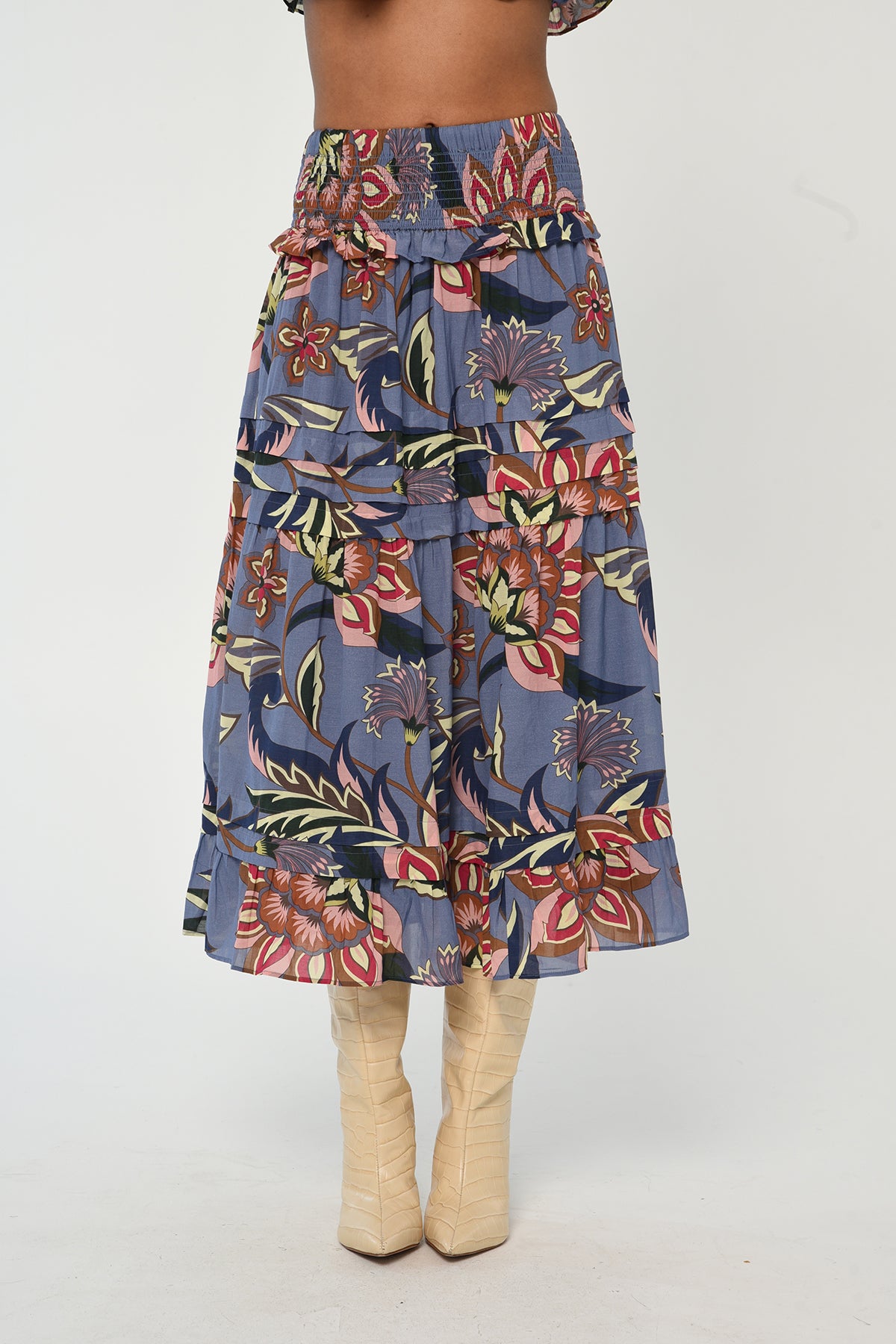 Woman wearing a mid-length printed skirt with fluid movement and refined drape