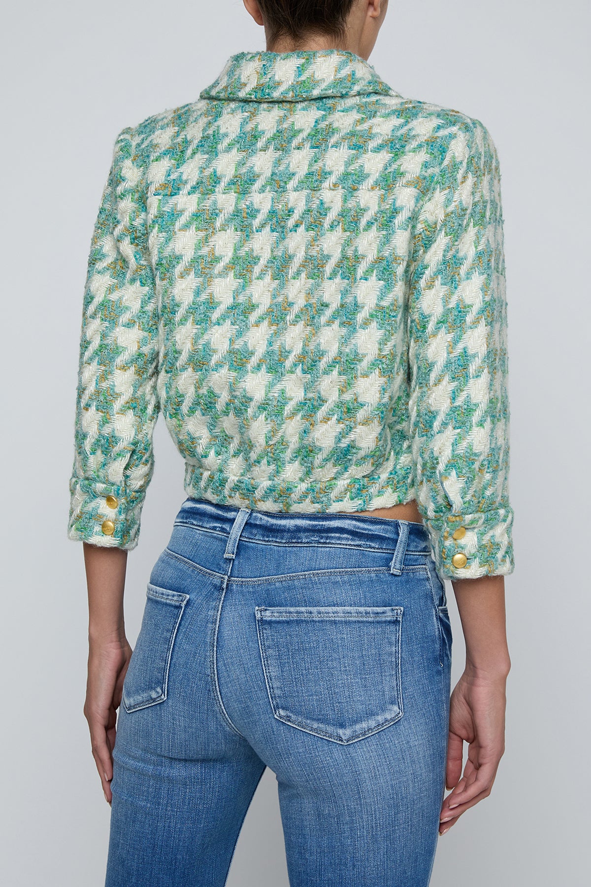 Cropped jacket with three-quarter sleeves in a soft patterned fabric.