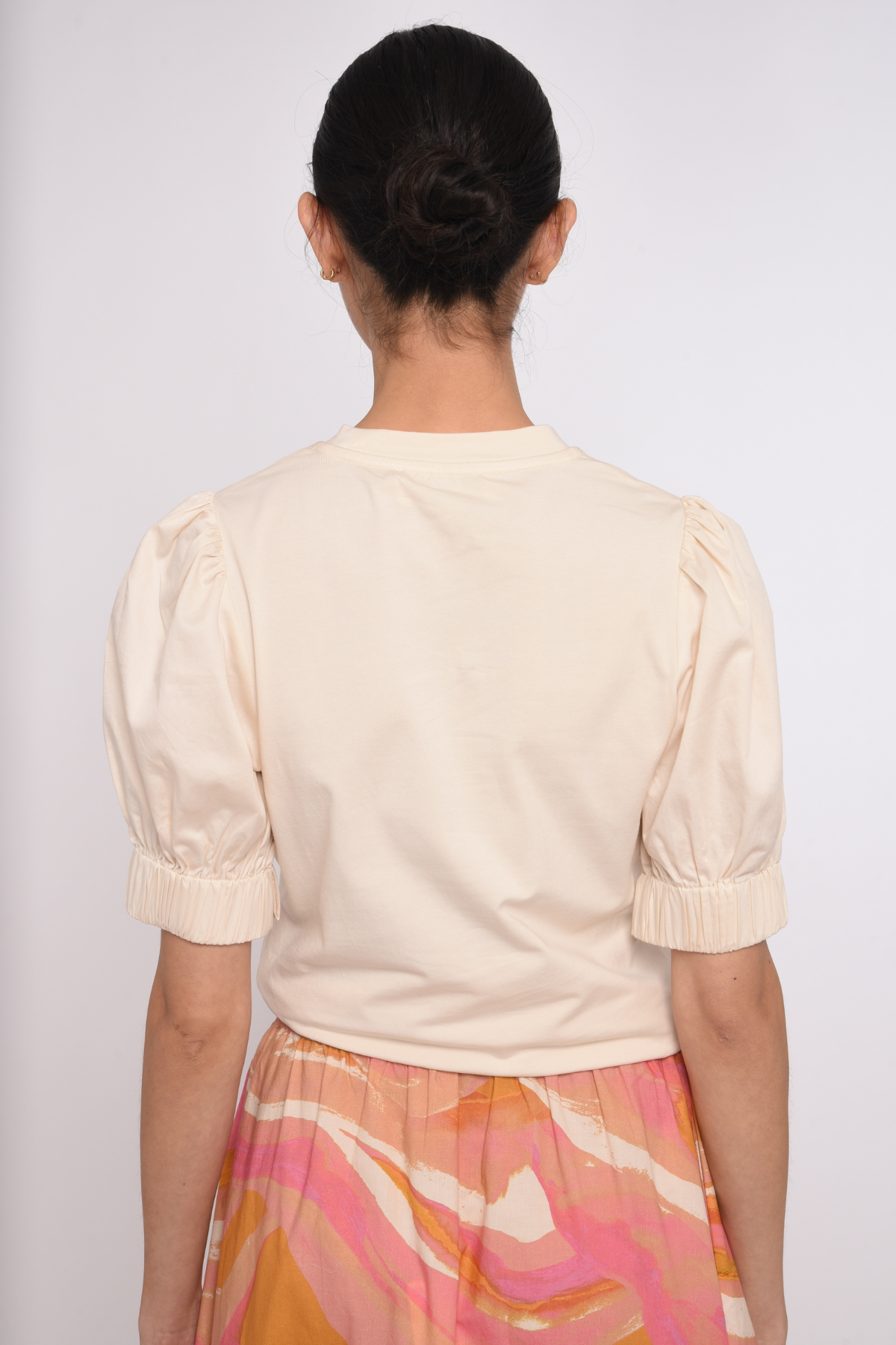 Model wearing a crewneck short-sleeve T-shirt with a relaxed fit.