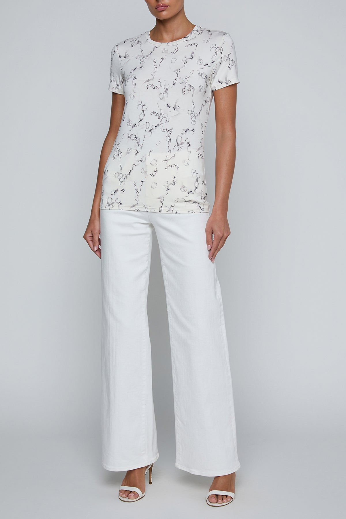 Short-sleeve crewneck top with a faded chain print.