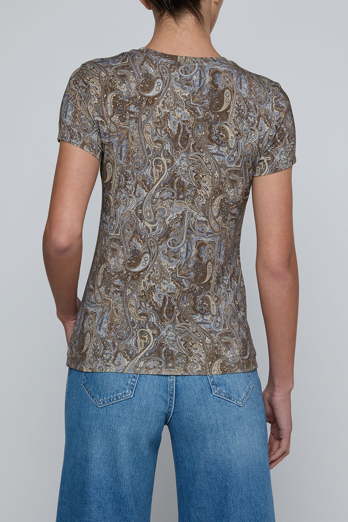 Short-sleeve crewneck top with a small-scale paisley print